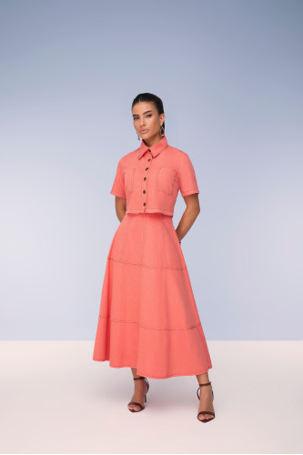28040 CONJUNTO CAMISA CROPPED DE SARJA E SAIA GODE DE SARJA LEVE 