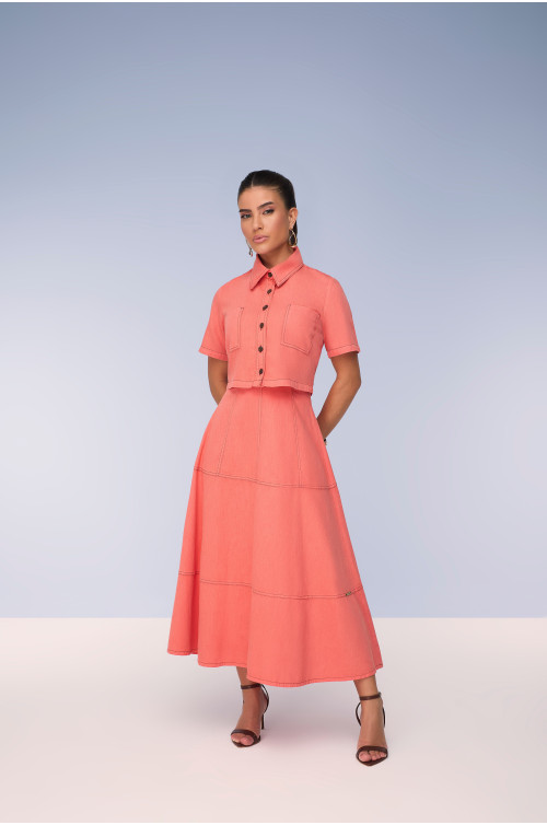 28040 CONJUNTO CAMISA CROPPED DE SARJA E SAIA GODE DE SARJA LEVE 