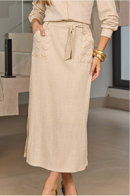 5692.99 SAIA COM DETALHES BORDADOS NO BOLSO